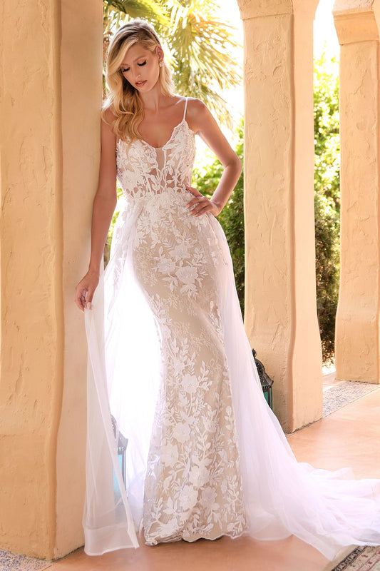 vestido de novia sirena con corsé y sobrefalda bellamente confeccionados con capas de tul y encaje chantilly, forrados con satén color nude, adornados con cuentas de perlas de imitación