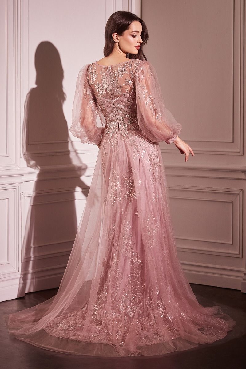 Diseño para una elegancia atemporal, este vestido de corte A presenta un profundo escote en V combinado con mangas obispo de tres cuartos para darle un toque refinado
