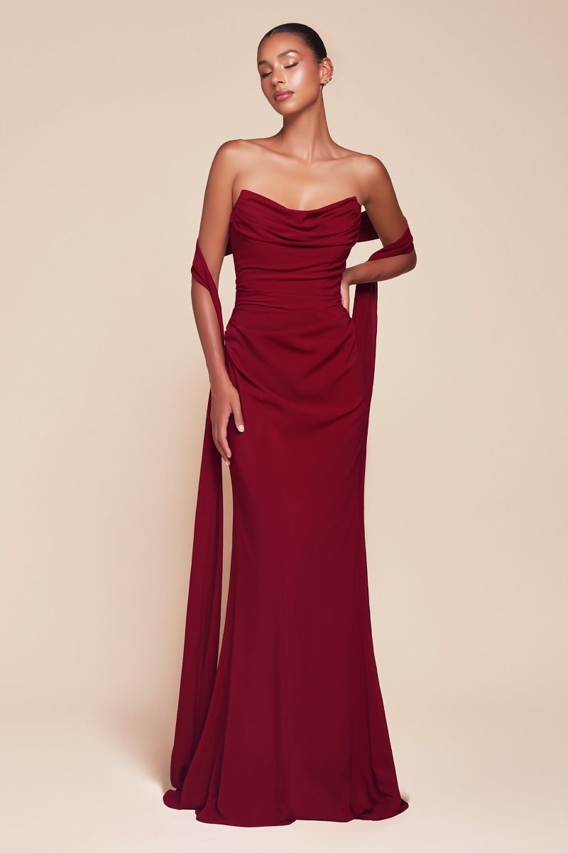 Vestido ajustado sin tirantes presenta un escote redondo y un corpiño fruncido, con elegantes lazos de transición bajo el brazo,confeccionado en suave gasa