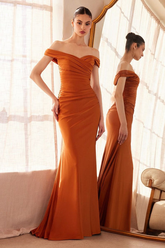 Vestido ideal para damas presenta un escote corazón con hombros descubiertos, confeccionado en punto elástico con la cintura fruncida