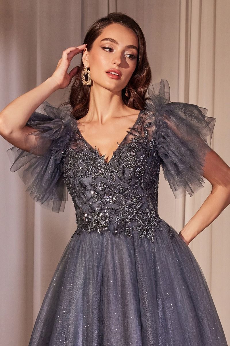 Elegante vestido de tul con purpurina en capas , corpiño de encaje de lentejuelas y mangas de tul texturizadas en capas