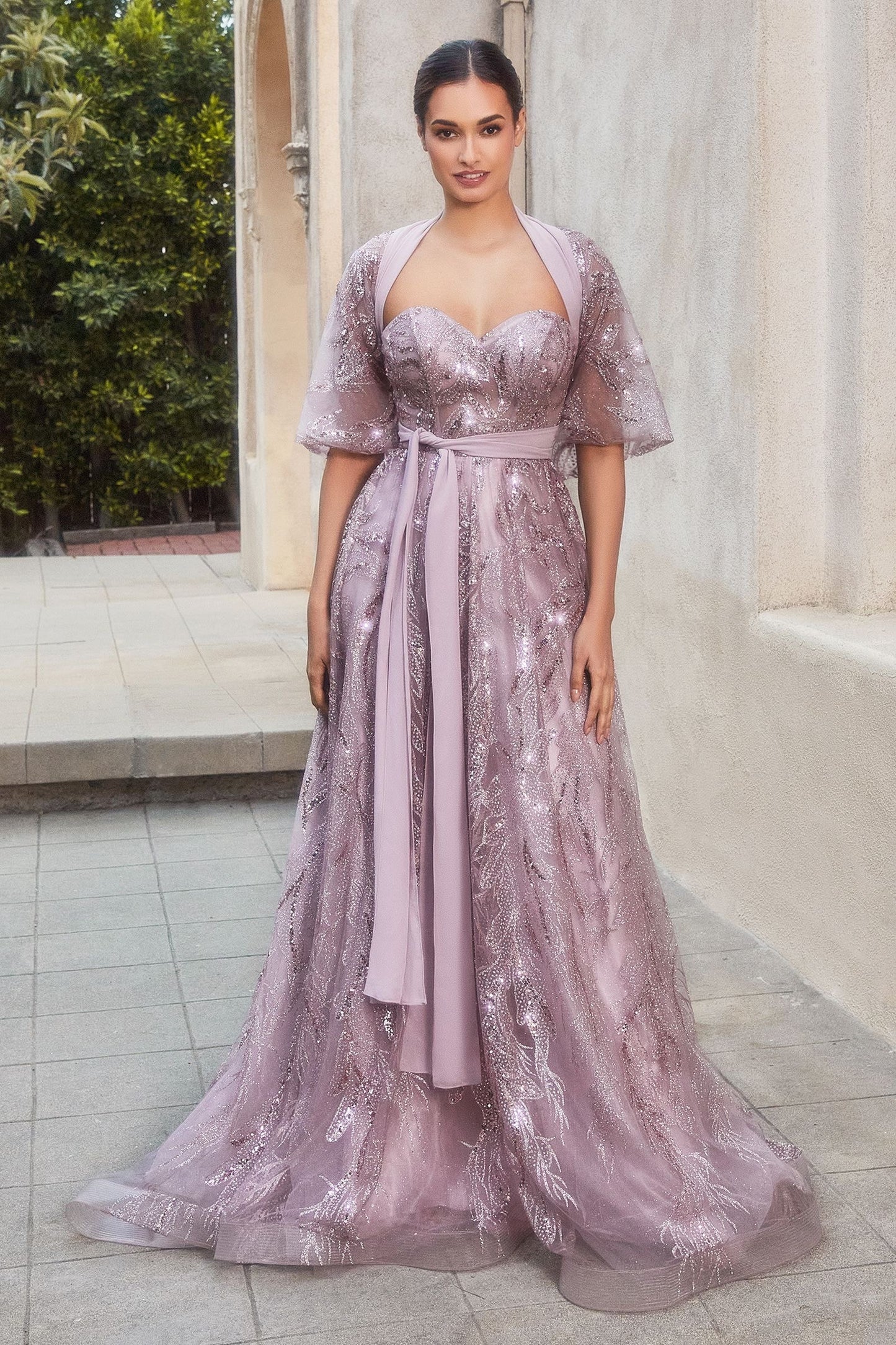 Vestido de gala conservador y elegante corte A con capa removible y listón de tul en la cintura