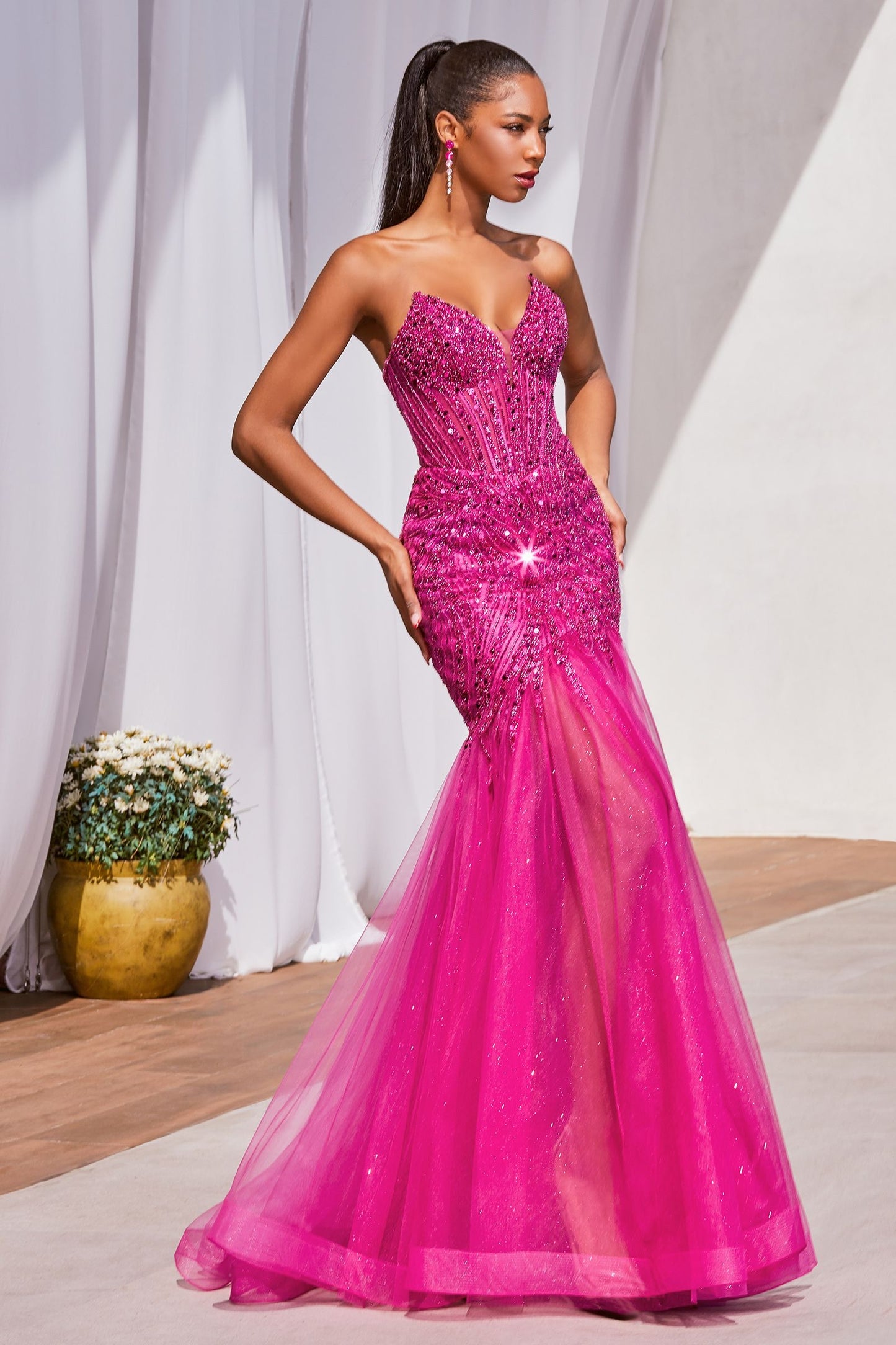 Vestido de lentejuelas sin tirantes con copas de busto puntiagudas y una elegante falda de sirena acampanada