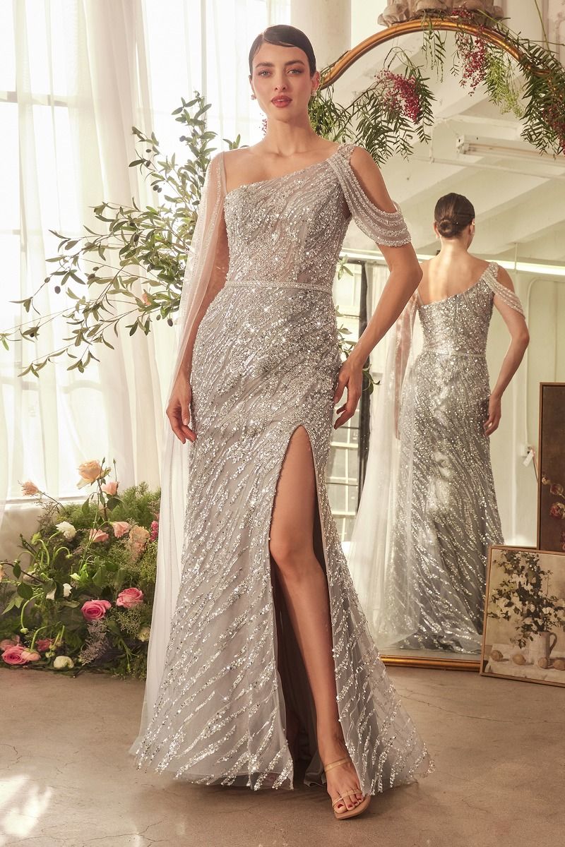 vestido ajustado presenta un escote asimétrico con un elegante diseño con hombros descubiertos y una manga larga tipo capa, confeccionado con tul de pedrería