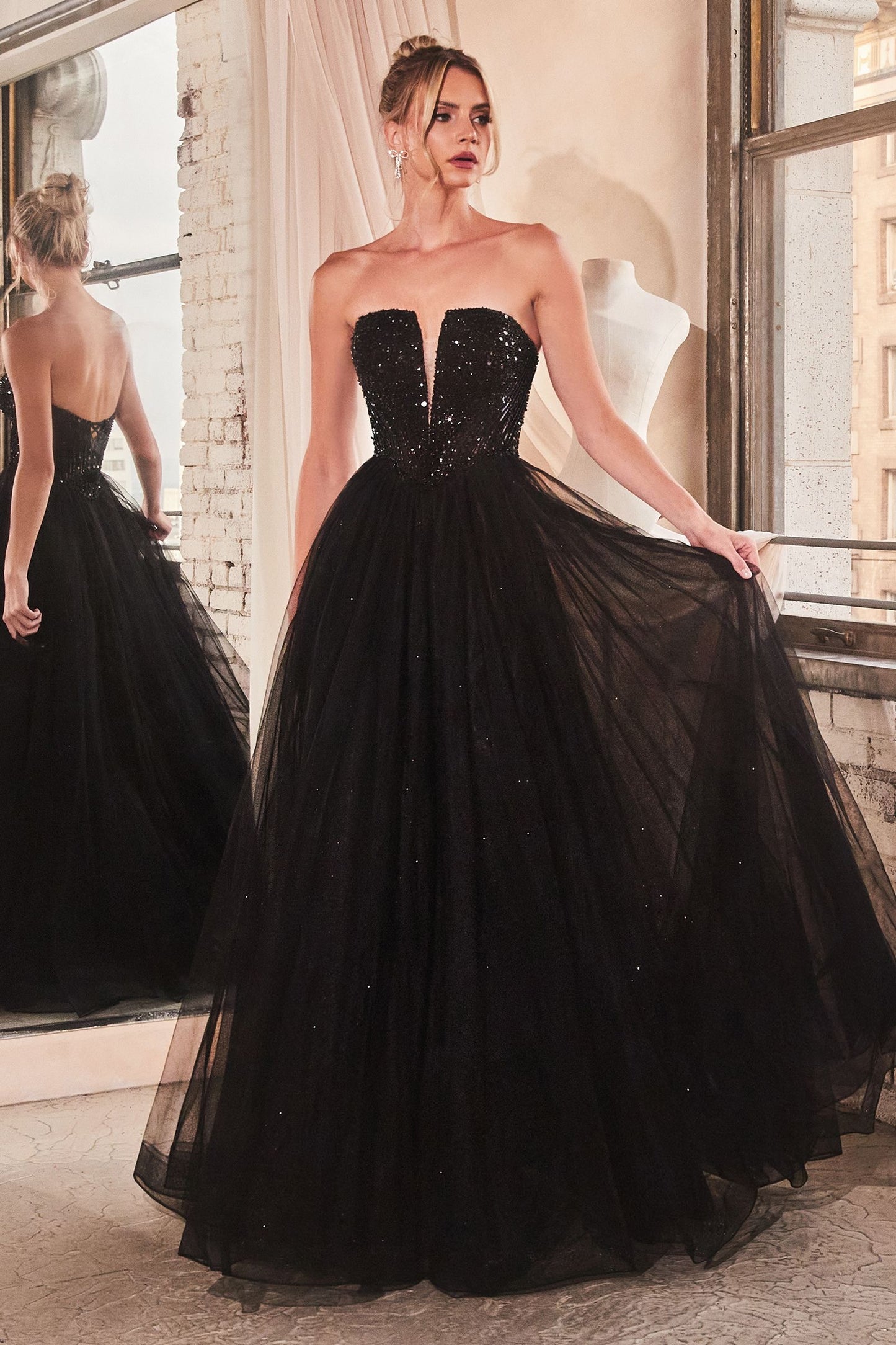Mágico vestido corte A con el corpiño adornado con lentejuelas y pedrería y la falda de tul con purpurina