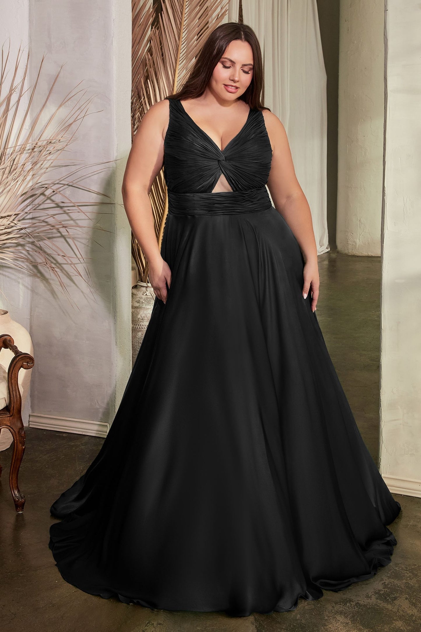 Lujoso vestido satin con banda fruncida en la cintura y corpiño en forma de herradura