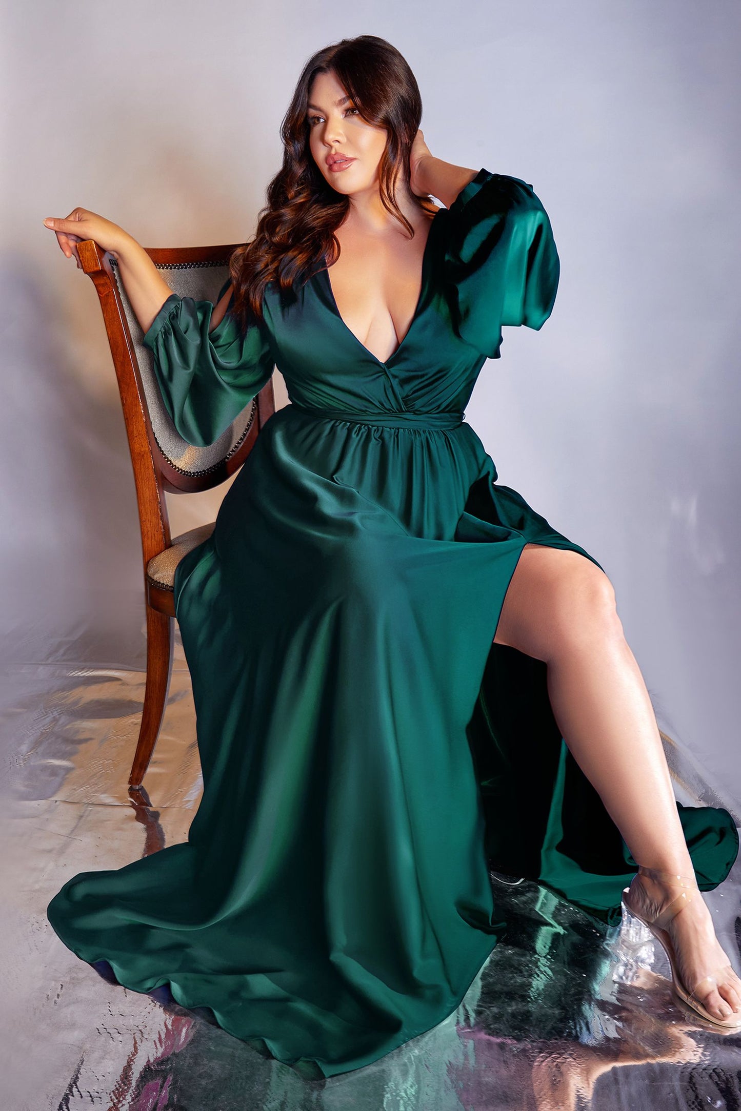 Vestido de satín suave presenta unas románticas mangas tipo blusón divididas y un corpiño plisado efecto cruzado