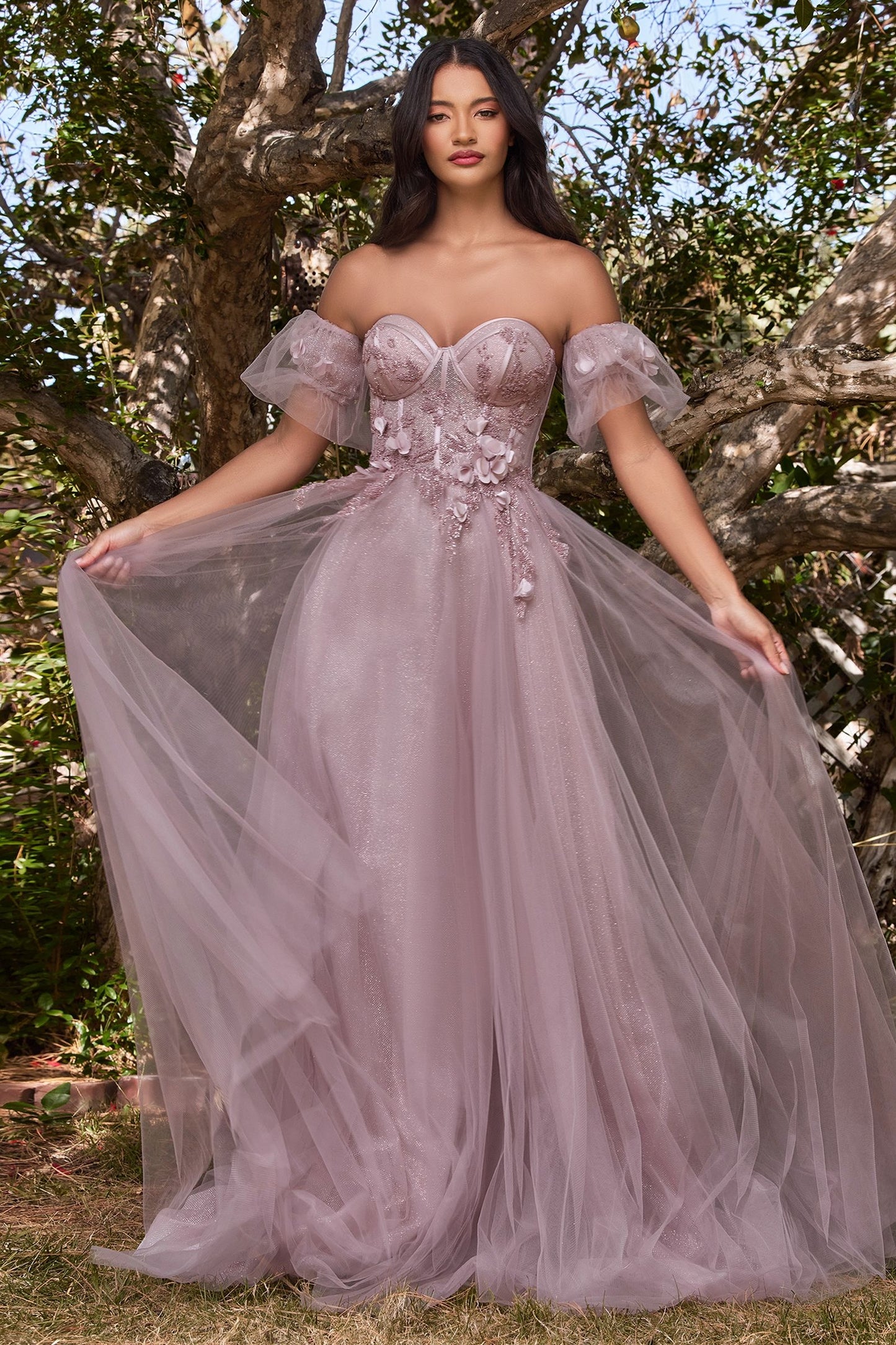 Vestido Corte princesa con apliques florales con hombros descubiertos