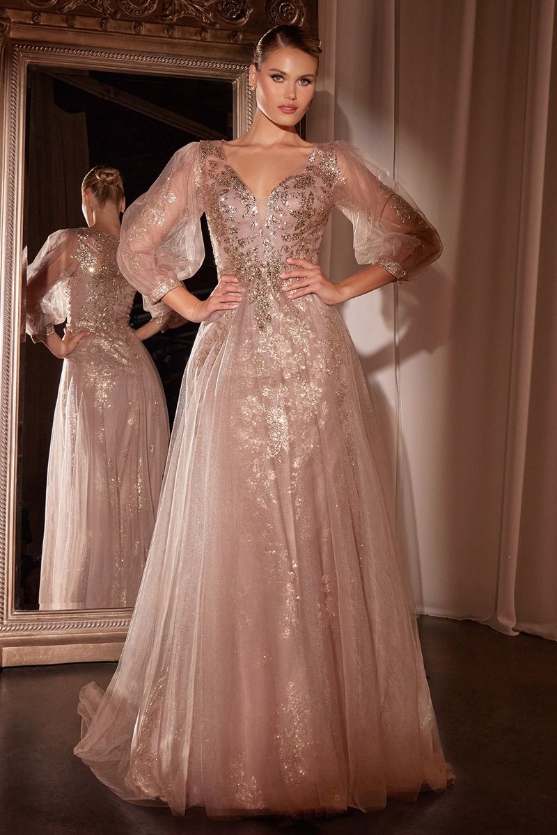 Diseño para una elegancia atemporal, este vestido de corte A presenta un profundo escote en V combinado con mangas obispo de tres cuartos para darle un toque refinado