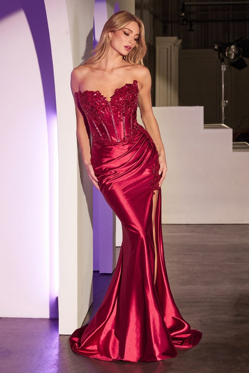 El vestido perfecto con un corpiño tipo corsé con intrincados adornos de encaje para un look atemporal y elegante ,falda de satén elástico con una atrevida abertura en la pierna