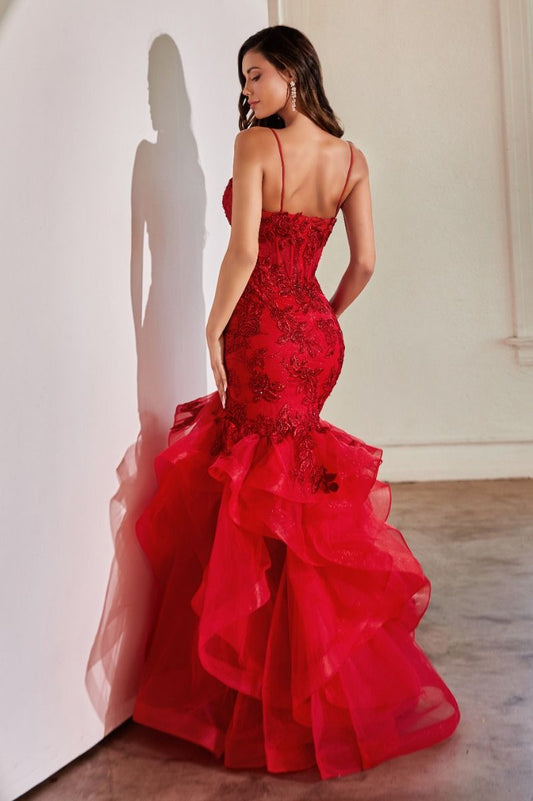 Vestido sirena con un aplique de encaje adornado de cuentas y corpiño transparente con tirantes finos , el diseño cuenta con múltiples capas de falda escalonada