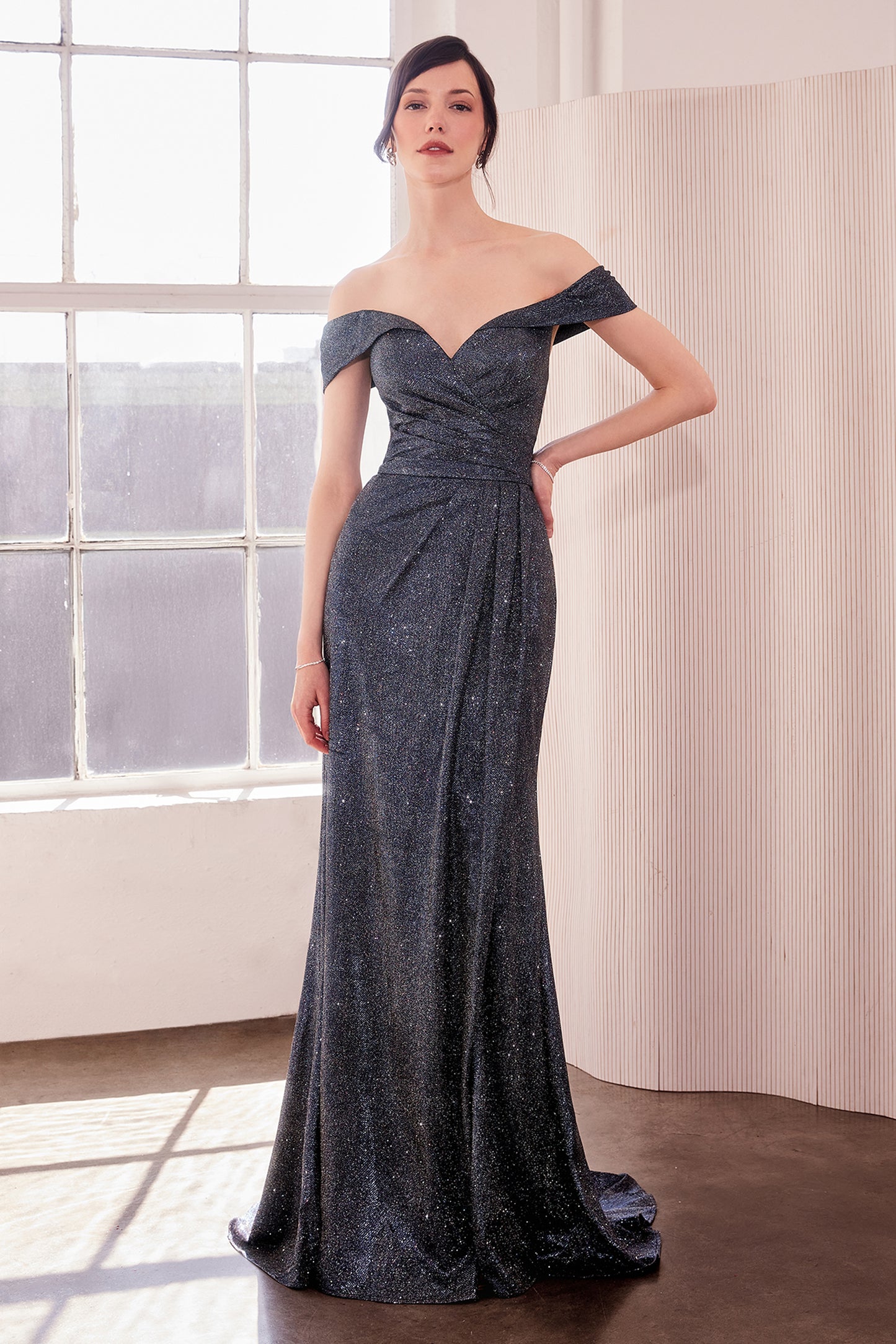 Sofisticado vestido de noche con escote V , confeccionado con tela tipo glitter y cintura fruncida con abertura en pierna
