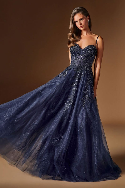 Espectacular vestido con delicados tirantes finos y intrincados apliques de encaje floral, , lentejuelas brillantes y los detalles de pedrería en relieve