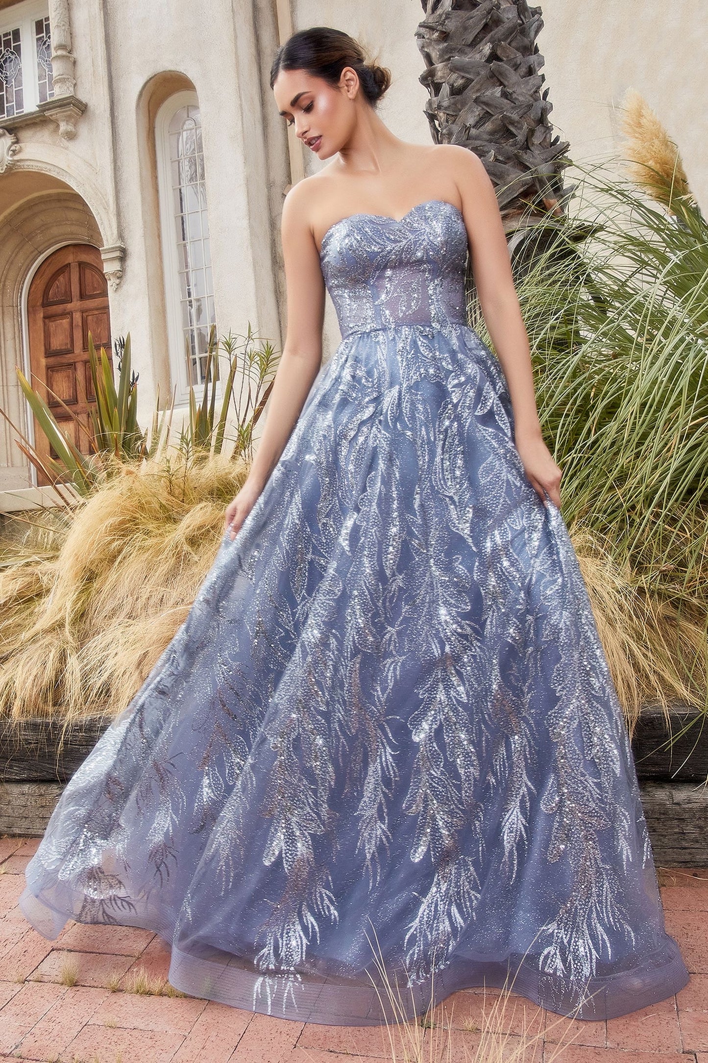 Vestido de gala conservador y elegante corte A con capa removible y listón de tul en la cintura