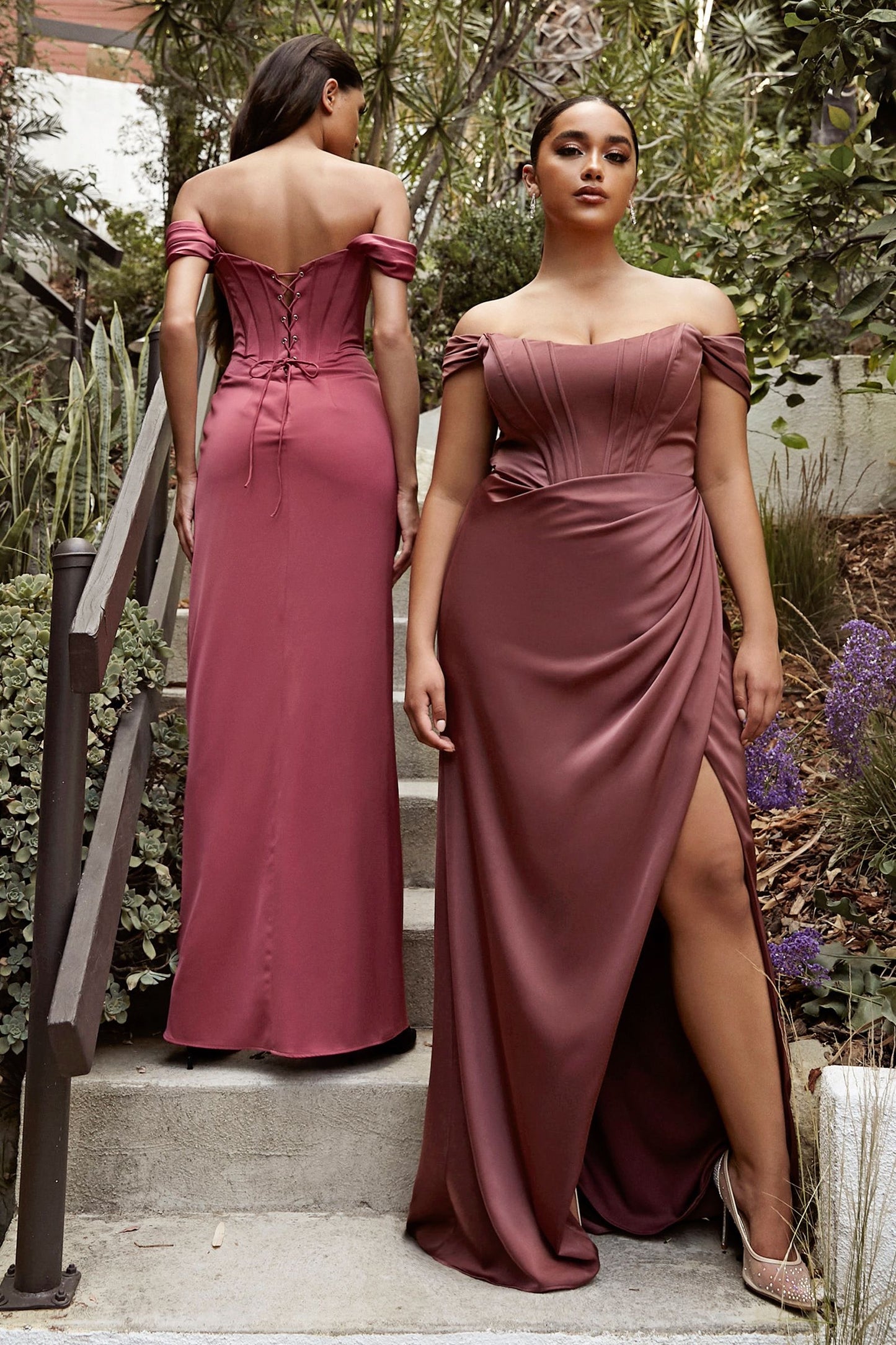 Vestido de satin al cuerpo de corset ajustable y manguitas caídas
