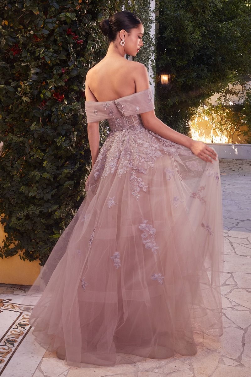 Encantador vestido de tul sin tirantes , corpiño adornado con intrincados apliques de encaje floral y fajín extraible en hombro