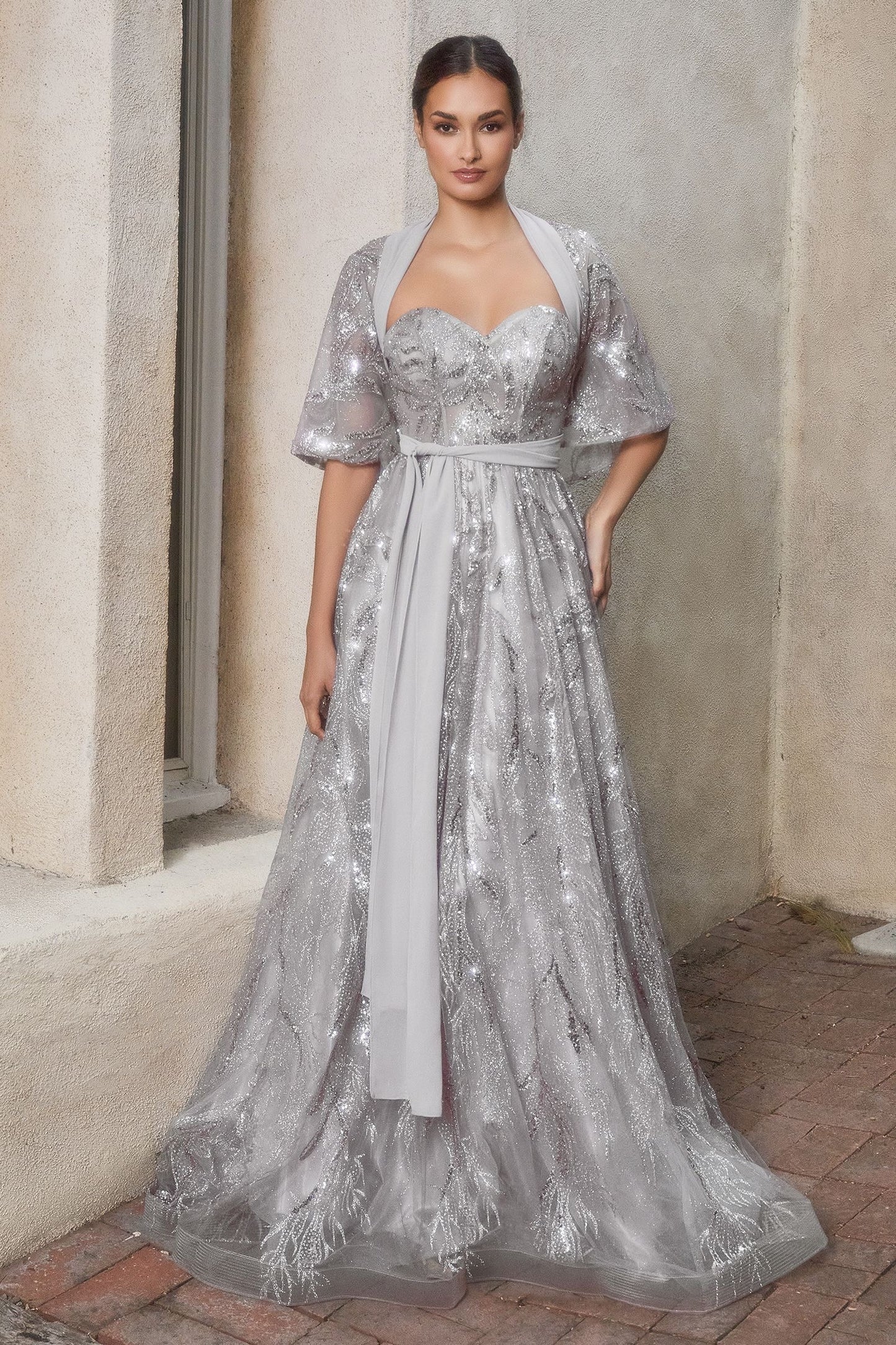 Vestido de gala conservador y elegante corte A con capa removible y listón de tul en la cintura