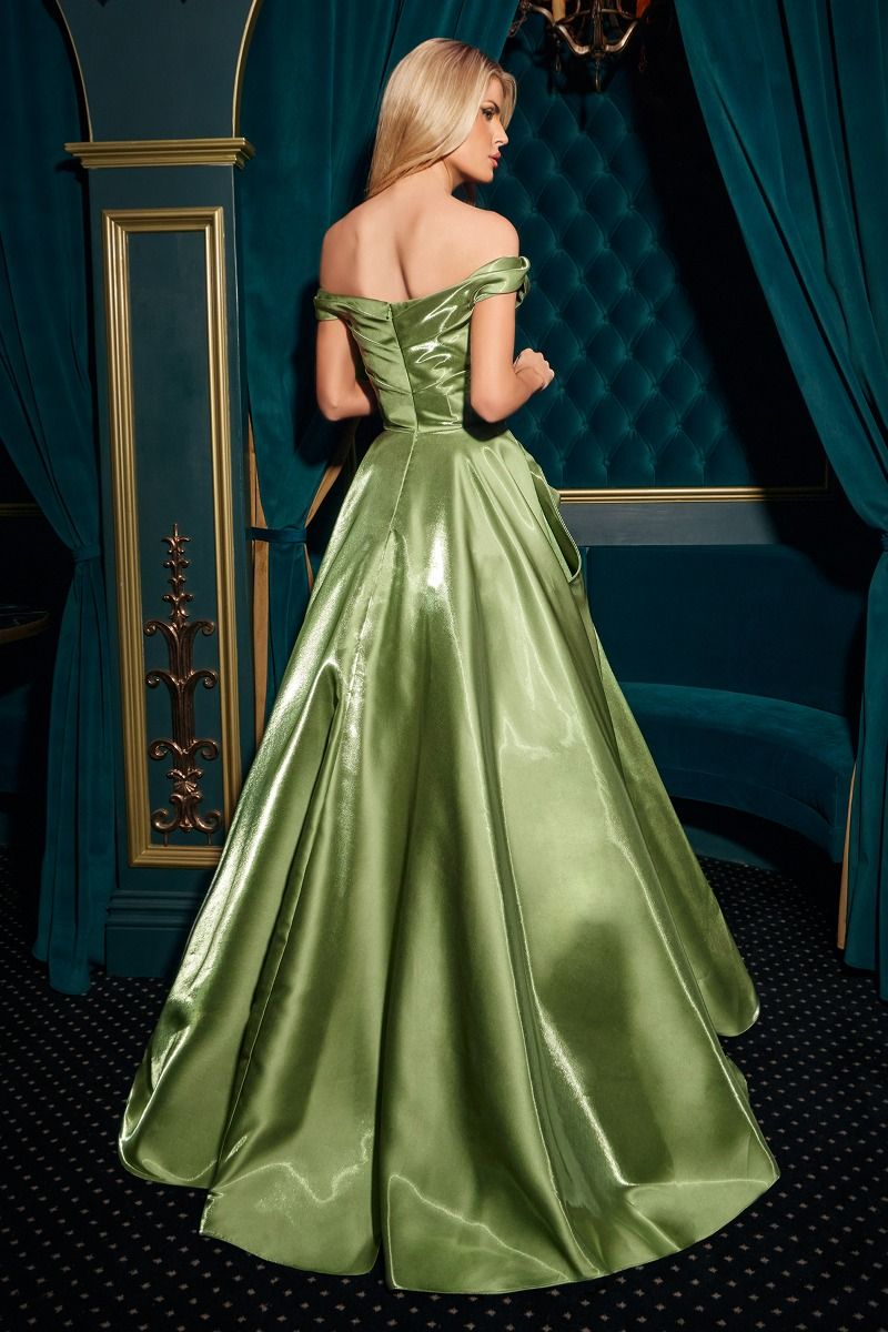 impresionante vestido de gala presenta un escote con hombros descubiertos y una cintura plisada ,confeccionado en organza líquida en capas, la voluminosa falda fluye con gracia y un brillo etéreo