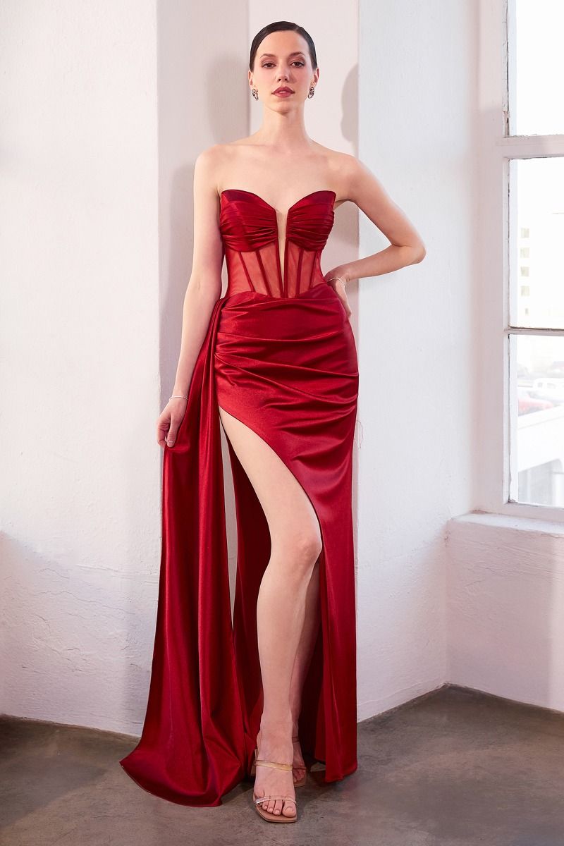 Vestido de fiesta con su lujoso tejido satinado y su favorecedor diseño ajustado, el corpiño transparente con delicados adornos