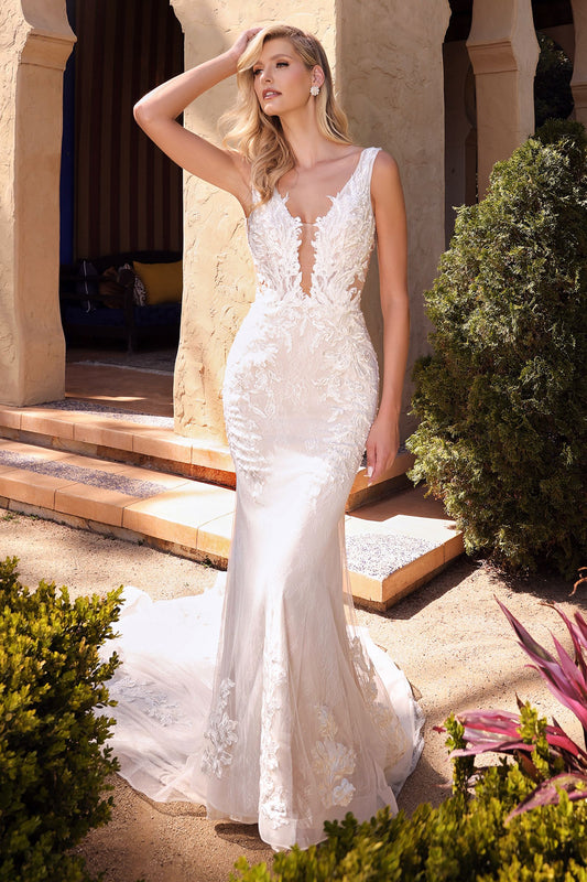 Romántico vestido avery de novia sirena entallado con apliques florales colocados sobre encaje chantilly