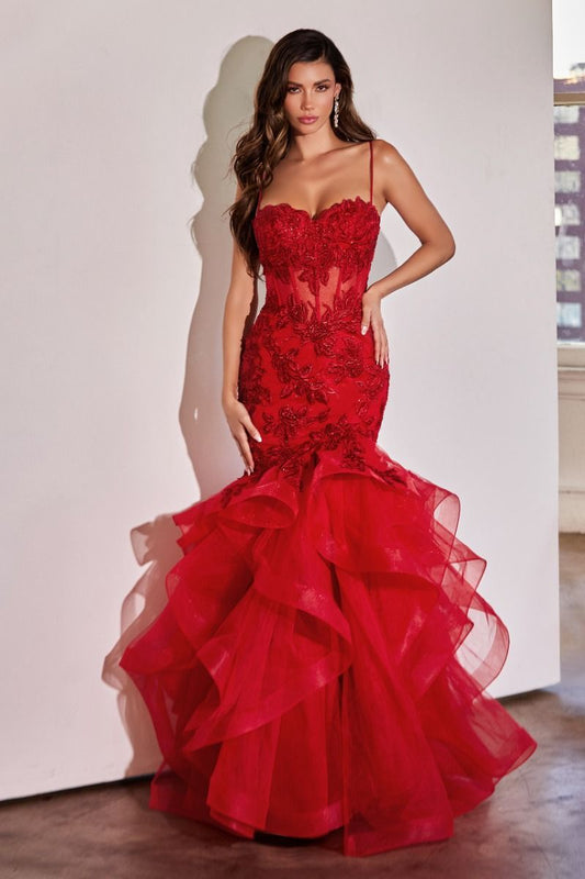 Vestido sirena con un aplique de encaje adornado de cuentas y corpiño transparente con tirantes finos , el diseño cuenta con múltiples capas de falda escalonada