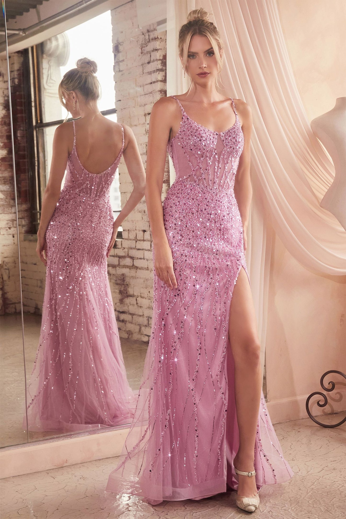 Impresionante vestido de lentejuelas brillantes con el corpiño transparente con cuentas