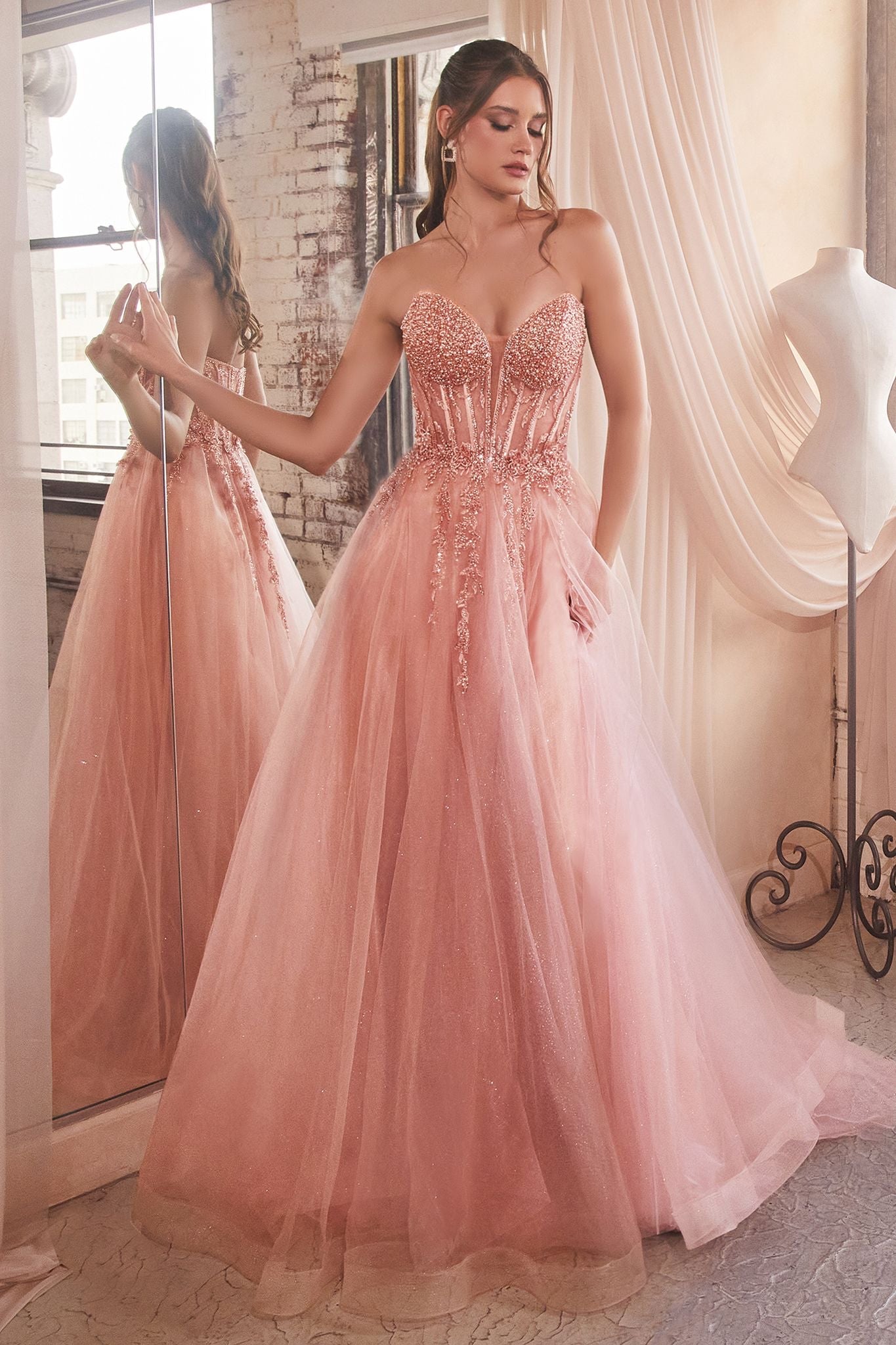 Elegante y glamoroso vestido de gala presenta un corpiño adornado con cuentas de pedrería y una fabulosa falda de tul brillante en capas