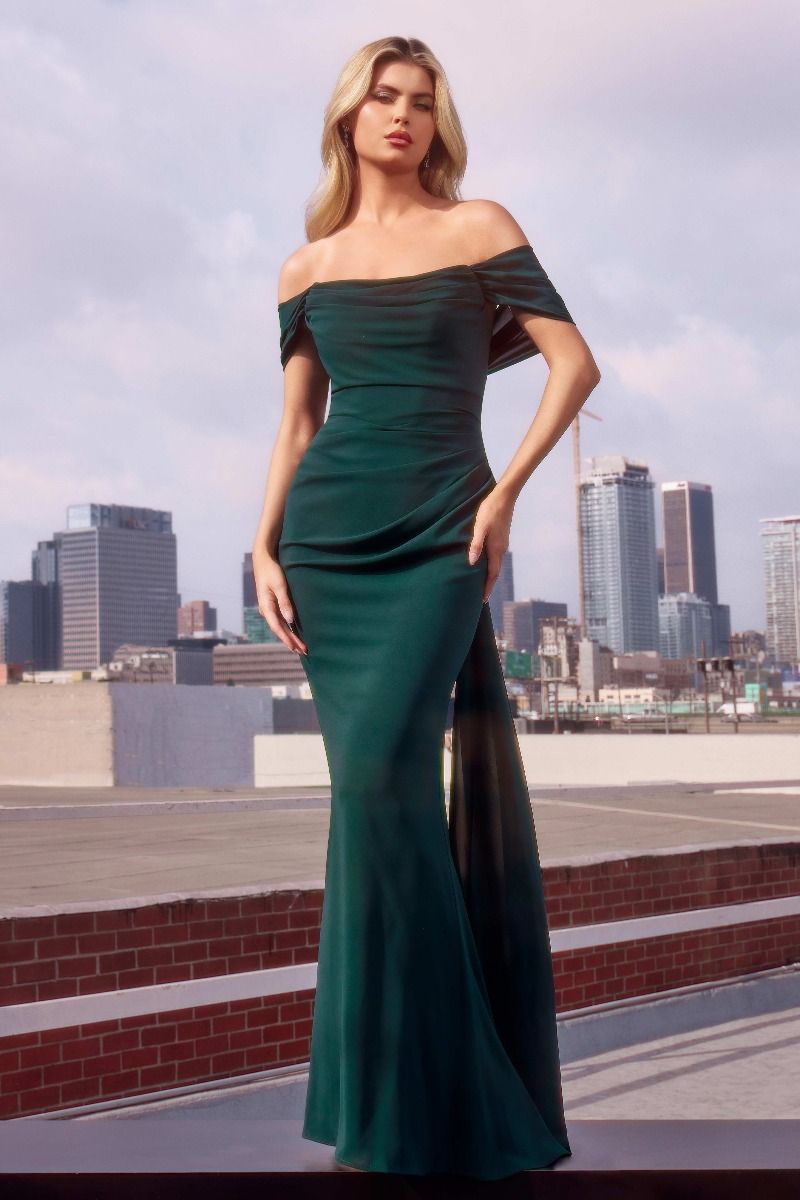 Vestido ajustado sin tirantes presenta un escote redondo y un corpiño fruncido, con elegantes lazos de transición bajo el brazo,confeccionado en suave gasa