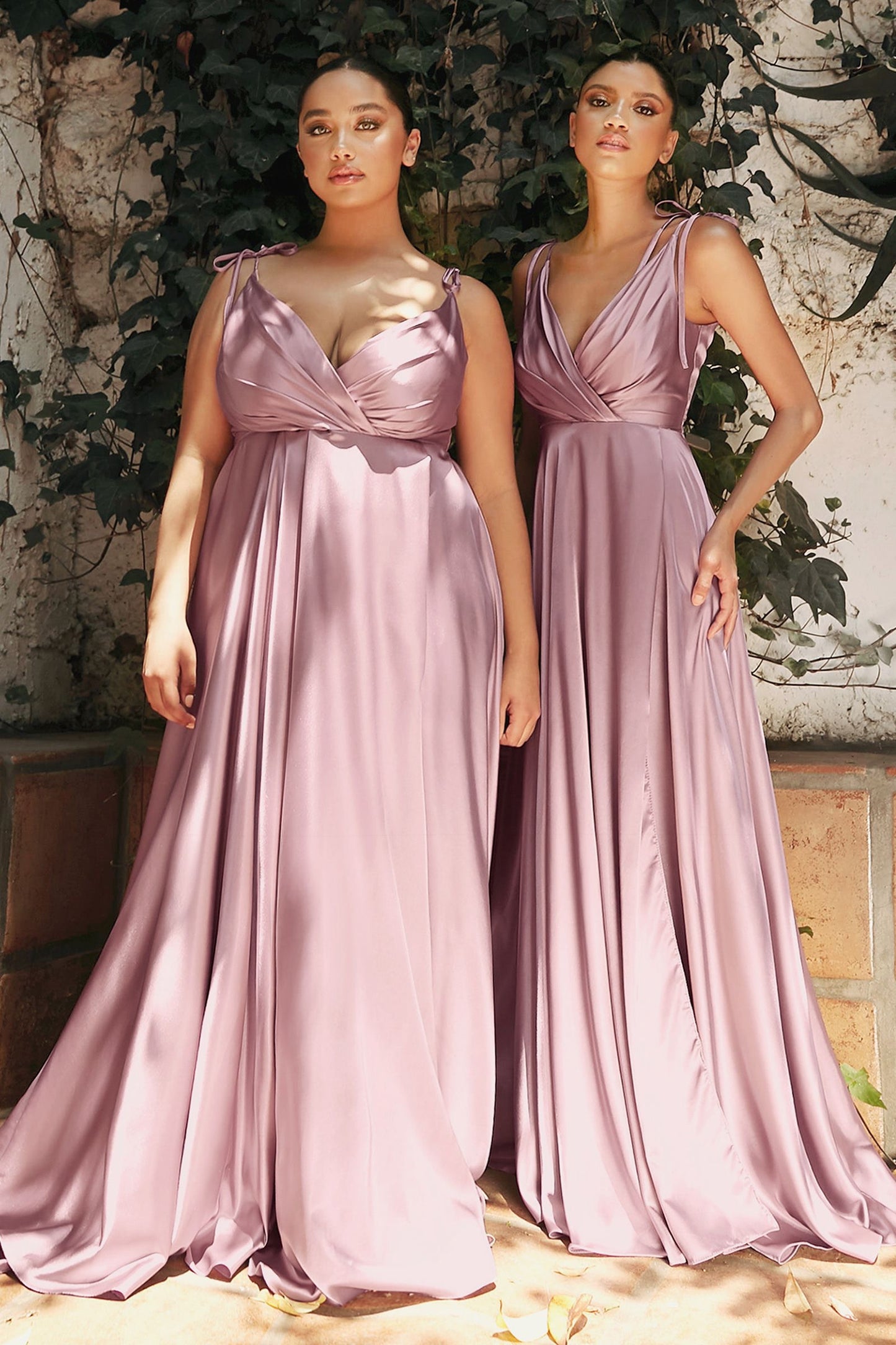 Sensual vestido satinado con falda fluida y lazos ajustables en los hombros