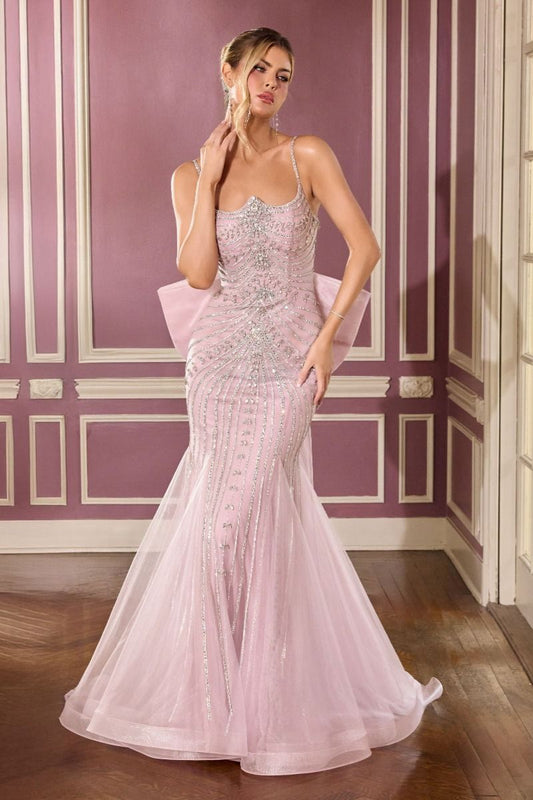 glamuroso vestido presenta una elegante silueta ajustada adornada con radiantes bordados dispuestos en líneas esculturales y fluidas y una espectacular cola con un lazo extragrande