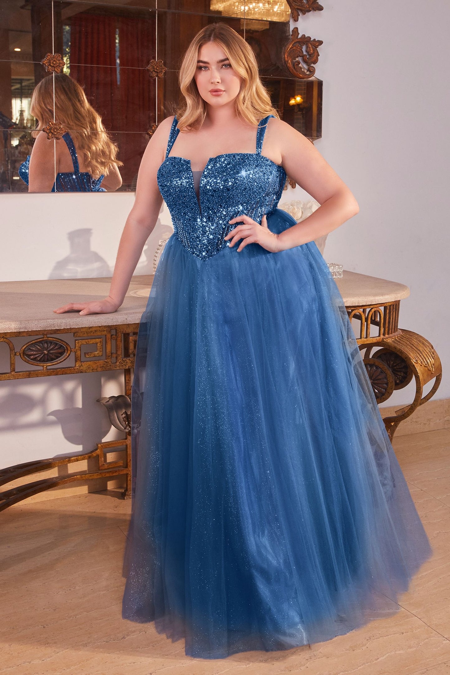 Mágico vestido corte A con el corpiño adornado con lentejuelas y pedrería y la falda de tul con purpurina