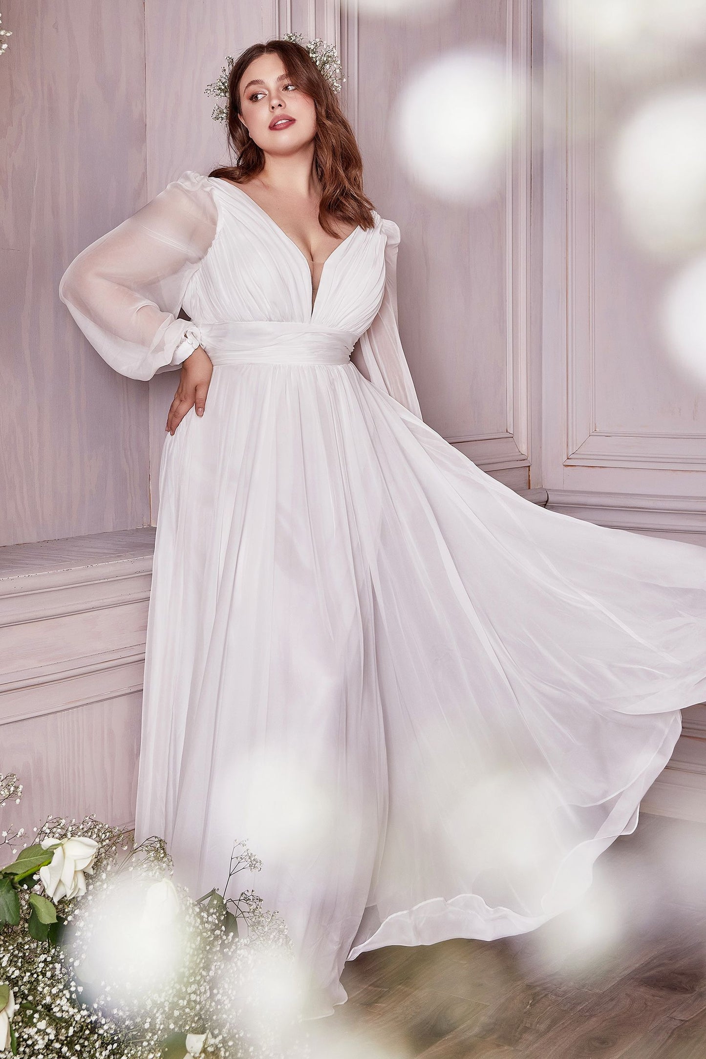 Vestido de novia de gasa con falda acampanada las mangas largas transparentes cubren los brazos hasta el corpiño fruncido con escote en V profundo y la cintura fruncida