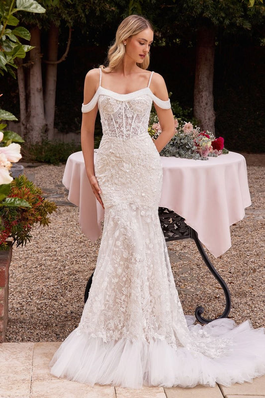 Vestido de novia con vuelo y encaje adornado con delicados tirantes de pedrería fuera de los hombros, espalda en V y un amplio borde de tul fruncido alrededor del dobladillo