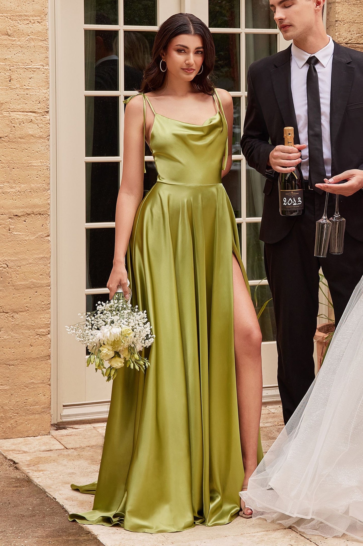 Vestido de satin con tirantes ajustables y escote que cae a lo largo del pecho