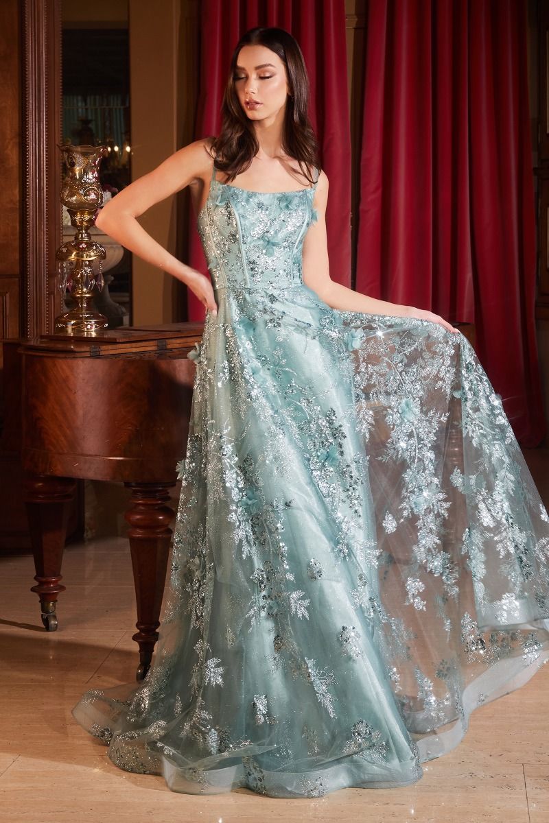Vestido corte A diseñado con un patrón floral adornado con lentejuelas sobre un etéreo tul y tirantes finos