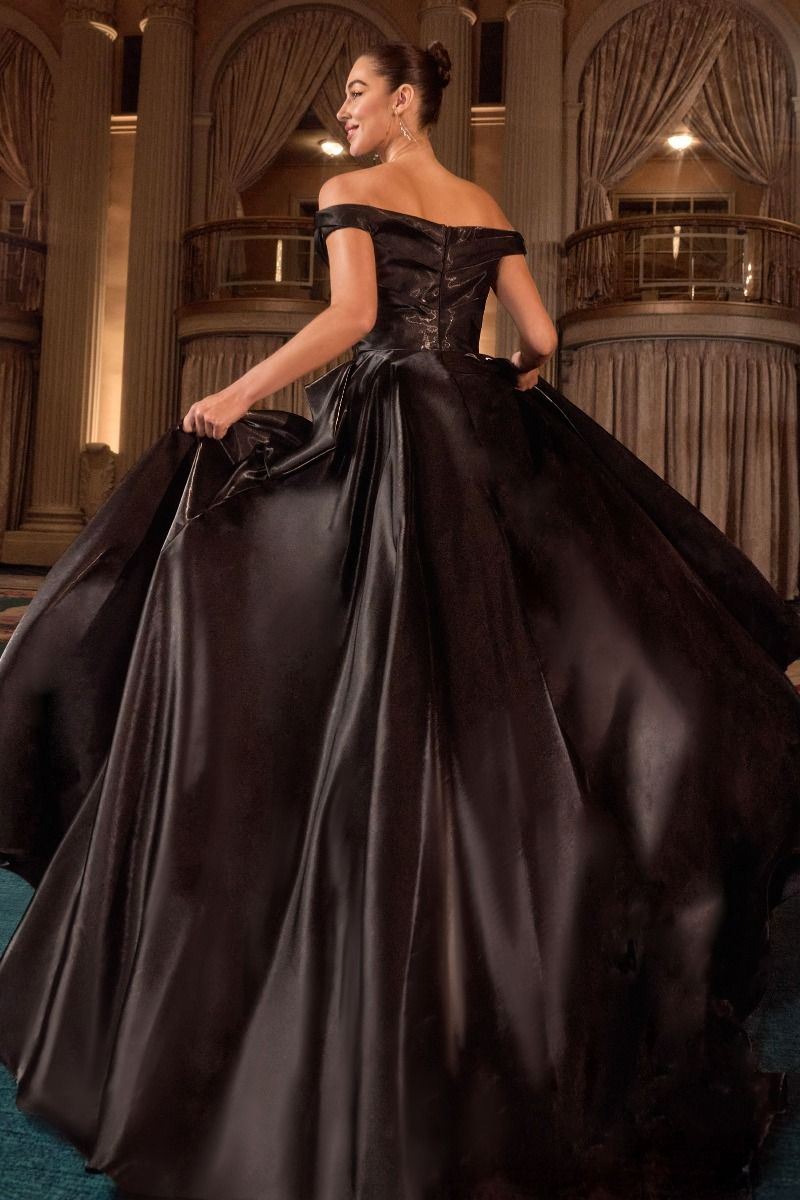 impresionante vestido de gala presenta un escote con hombros descubiertos y una cintura plisada ,confeccionado en organza líquida en capas, la voluminosa falda fluye con gracia y un brillo etéreo