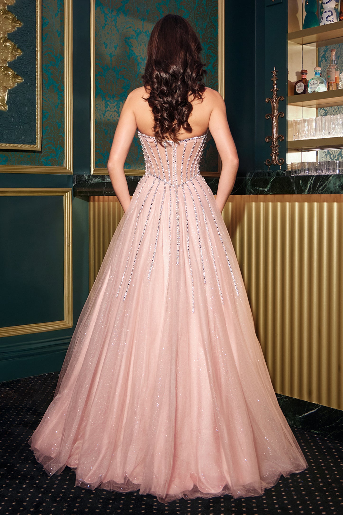 Deslumbrante vestido de fiesta sin tirantes, con un escote adornado con cuentas y llamativos adornos lineales de cristal, falda de tul en capas con purpurina flocada