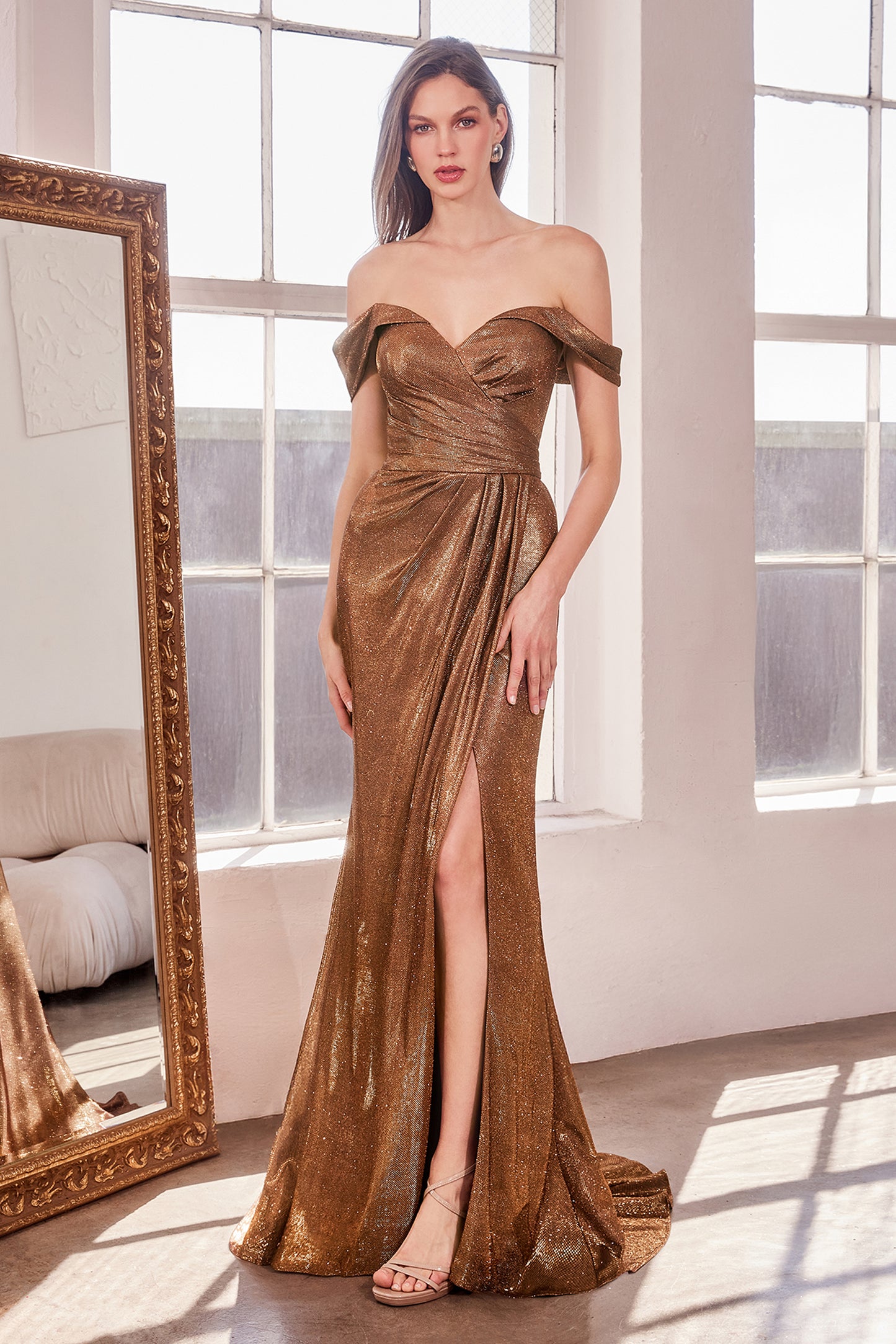 Sofisticado vestido de noche con escote V , confeccionado con tela tipo glitter y cintura fruncida con abertura en pierna