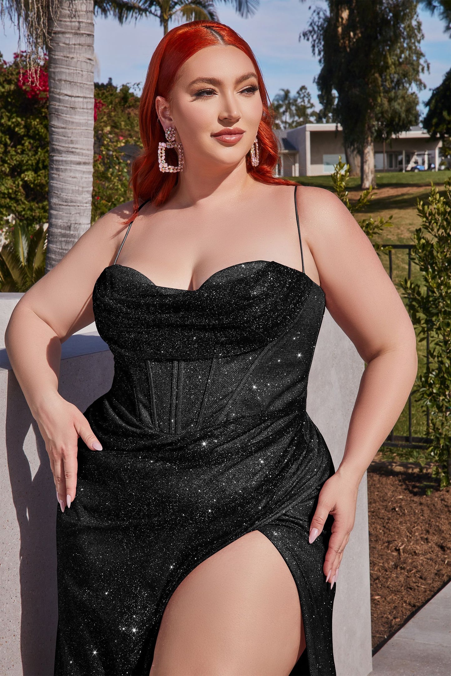 Deslumbrante vestido brillante con una espalda de corset ajustable y un escote drapeado con una pronunciada abertura en pierna
