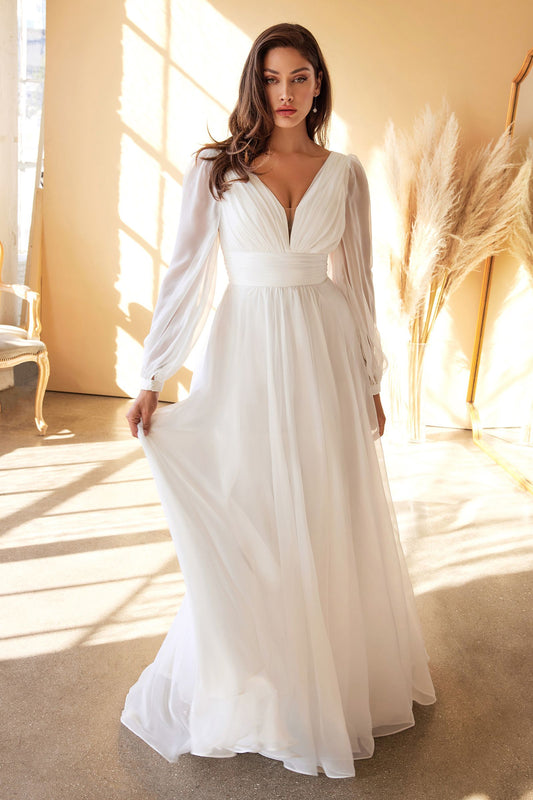 Vestido de novia de gasa con falda acampanada las mangas largas transparentes cubren los brazos hasta el corpiño fruncido con escote en V profundo y la cintura fruncida