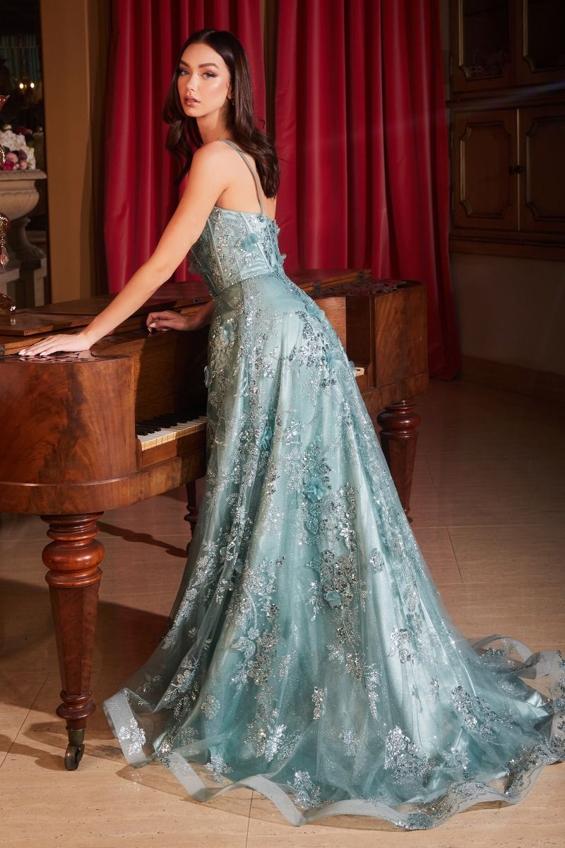 Vestido corte A diseñado con un patrón floral adornado con lentejuelas sobre un etéreo tul y tirantes finos