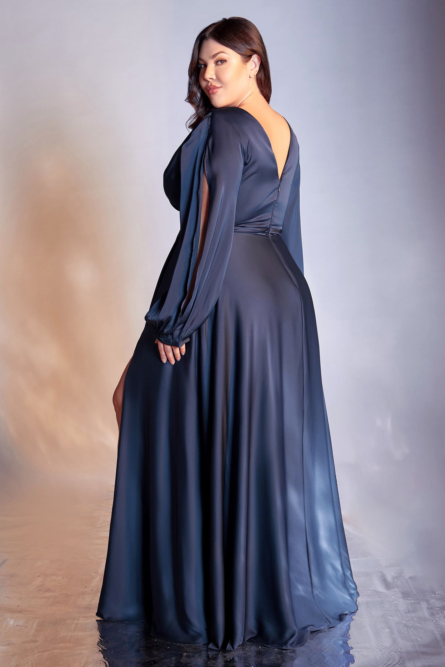 Vestido de satín suave presenta unas románticas mangas tipo blusón divididas y un corpiño plisado efecto cruzado