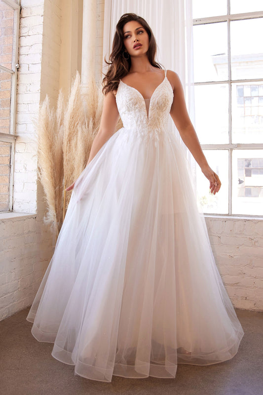 Vestido de novia con voluminosa falda corte A y los finos tirantes dobles descienden hasta el profundo escote en forma de corazón