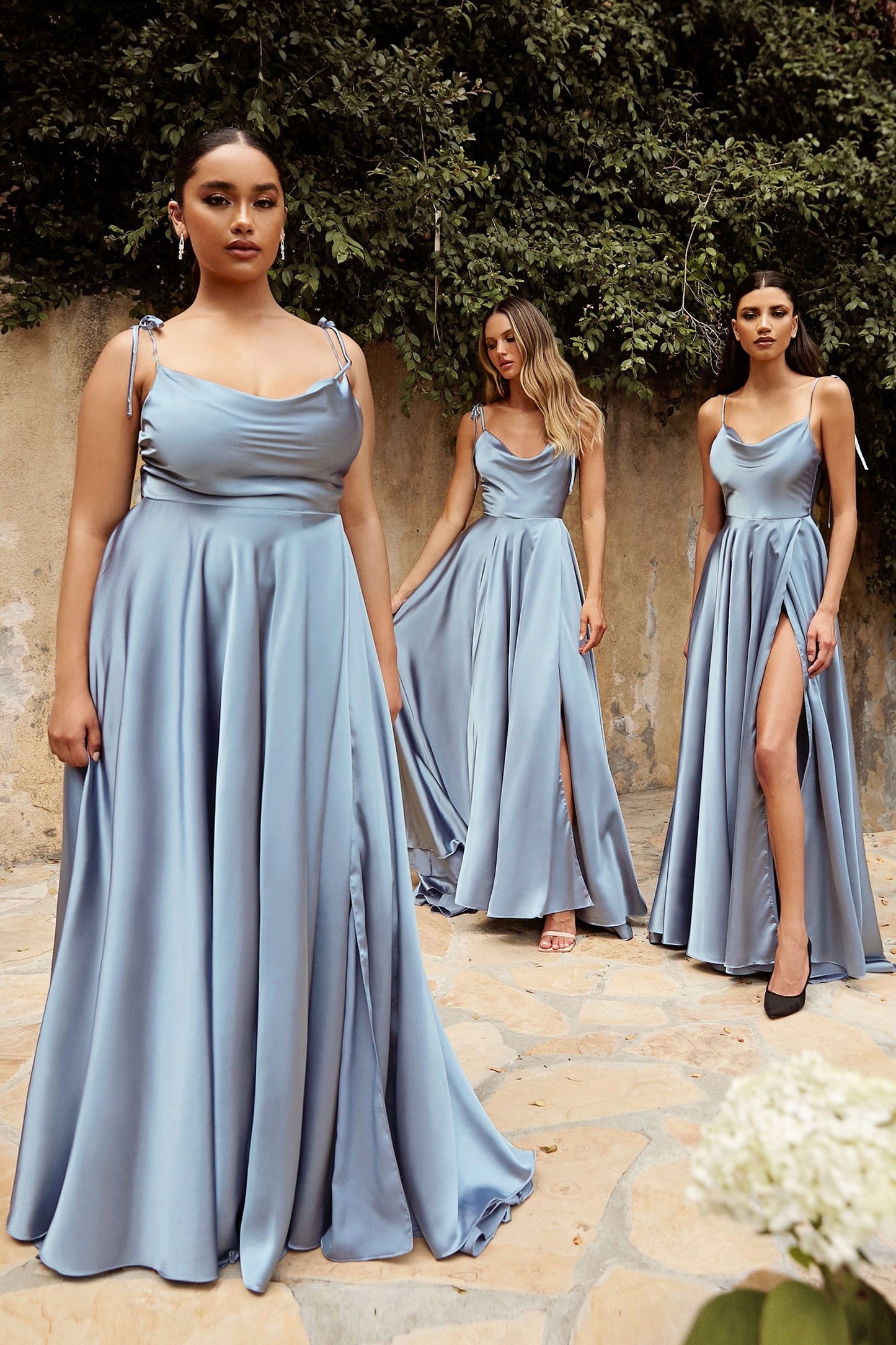 Vestido de satin con tirantes ajustables y escote que cae a lo largo del pecho
