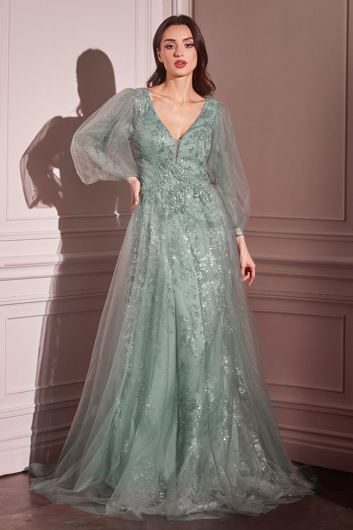 Diseño para una elegancia atemporal, este vestido de corte A presenta un profundo escote en V combinado con mangas obispo de tres cuartos para darle un toque refinado