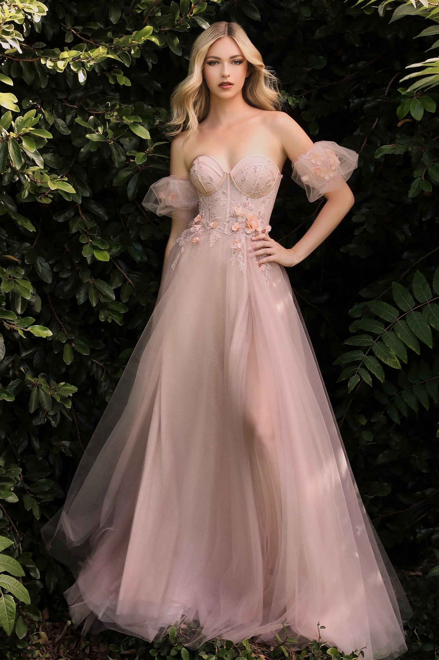 Vestido Corte princesa con apliques florales con hombros descubiertos