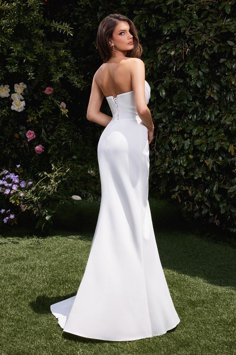 Vestido de novia de neopreno semielástico sin tirantes, con escote redondo , cintura fruncida se transforma con gracia en frunces en cascada