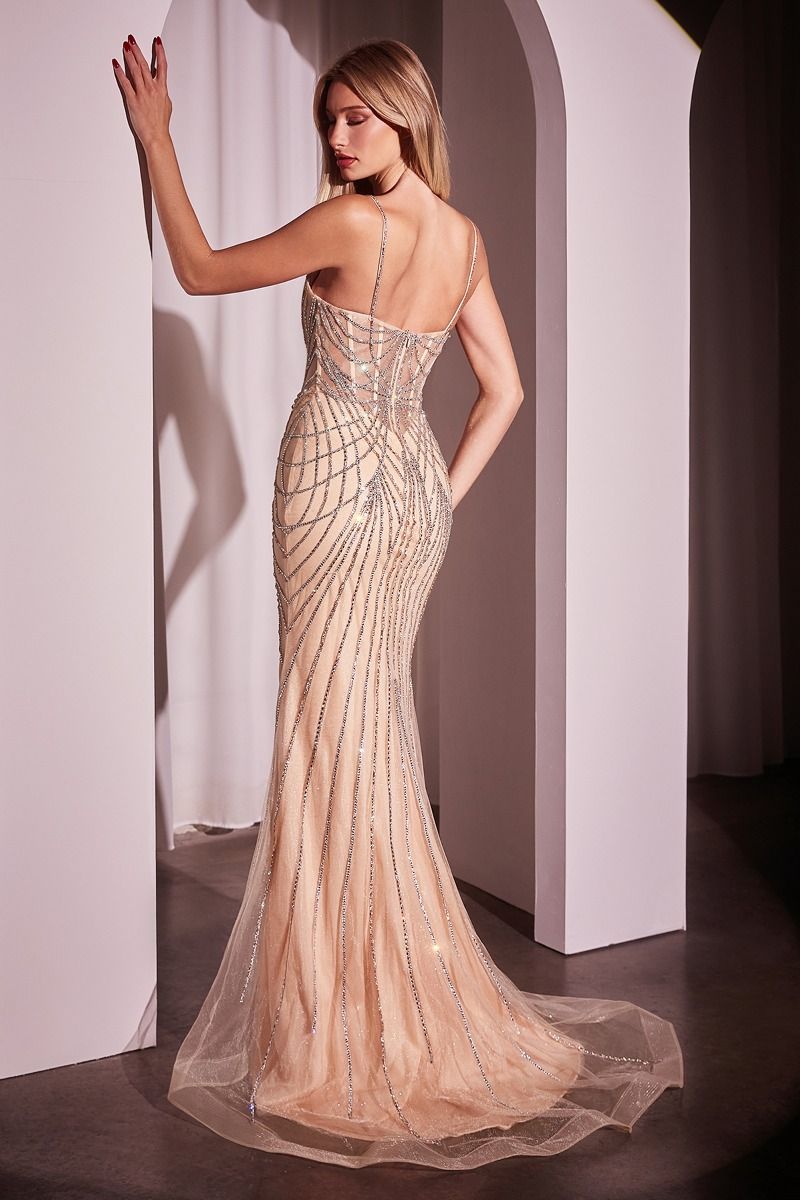 Vestido entallado con un estilo favorecedor y elegante presenta un impresionante escote corazón y delicados tirantes finos, complementados con un corpiño transparente adornado con un motivo lineal de cuentas