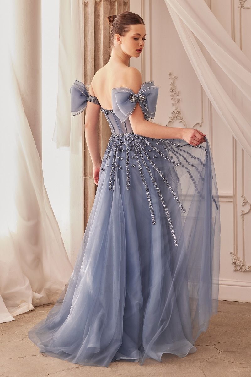Romántico vestido de tul en capas corte A de corpiño transparente con escote en V cuentas florales de diamantes de imitación adornan las copas del corpiño y se esparcen en la cintura de la falda