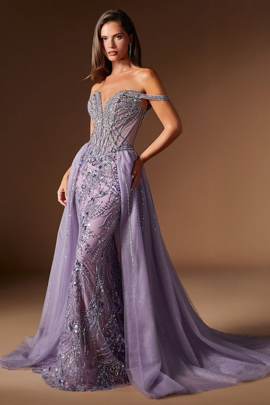 Vestido glamoroso y moderno con un escote corazón adornado con brillantes cristales y sobrefalda desmontable de tul con destellos